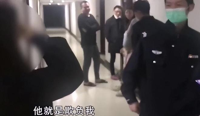 AG真人官网平台美女回家忘带钥匙开锁小哥开完锁美女拒付款：他偷看我？(图2)