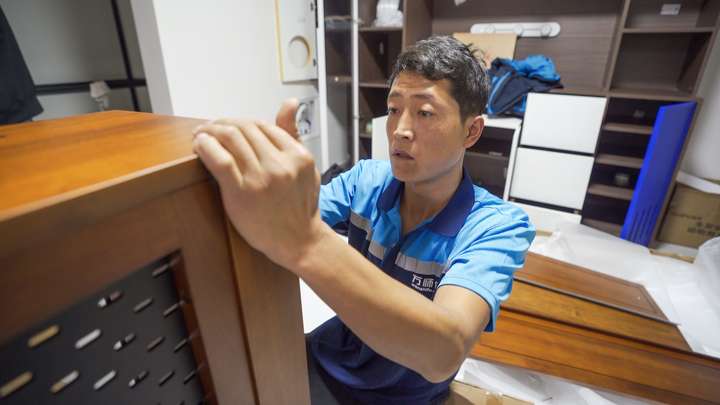 AG真人北漂15年河北“万师傅”靠家具安装撑起整个家