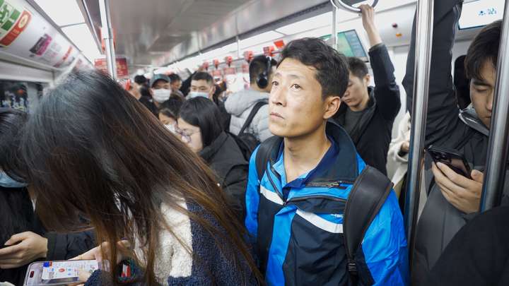 AG真人北漂15年河北“万师傅”靠家具安装撑起整个家(图2)