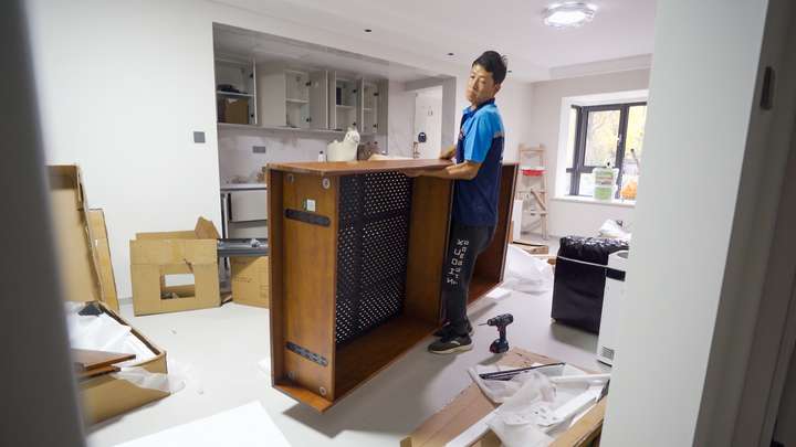 AG真人北漂15年河北“万师傅”靠家具安装撑起整个家(图3)
