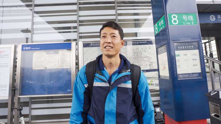 AG真人北漂15年河北“万师傅”靠家具安装撑起整个家(图4)